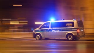 Polizeiauto fährt auf der Straße.