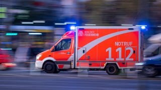 Ein Rettungswagen der Feuerwehr fährt mit Blaulicht zum Einsatz.