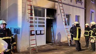 Feuerwehrkräfte vor dem Haus in Landau Arzheim, das in der Nacht zum Ostermontag gebrannt hatte