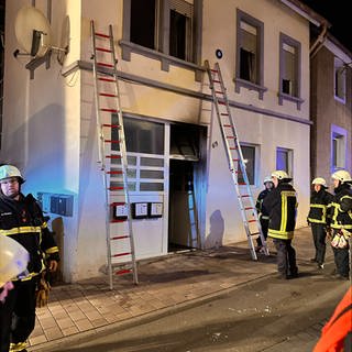 Feuerwehrkräfte vor dem Haus in Landau Arzheim, das in der Nacht zum Ostermontag gebrannt hatte