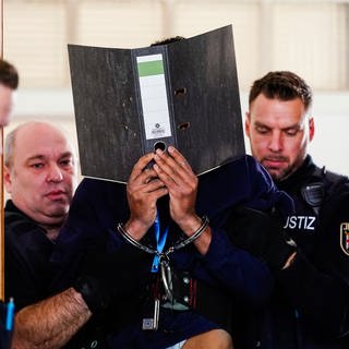 Messerangriff in Oggersheim: Der Angeklagte wird zur Verhandlung vorgeführt