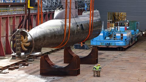 Auf dem Weg ins Trockendock: Dort wird das U-Boot für die Reise ins Technik Museum Speyer vorbereitet.