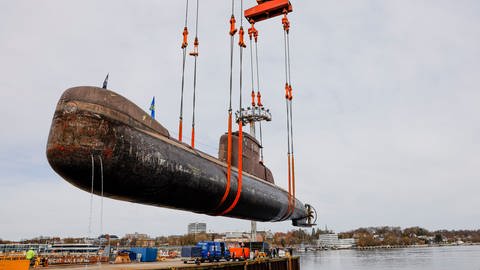 Das U-Boot U17 wird in Kiel auf der Werft von Thyssen Krupp Marine Systems aus dem Wasser gehoben und dann für die Reise bis nach Speyer, RLP, ins TEchnik Museum vorbereitet.