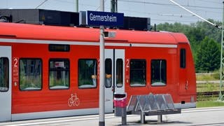 S-Bahn am Bahnhof Geremersheim.