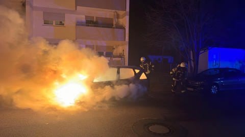Explosion in Mehrfamilienhaus und Autobrand in Haßloch