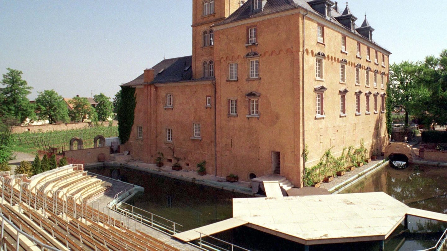 Das Edesheimer Wasserschloss mit aufgebauter Schlossfestbühne