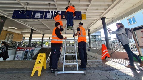 Erst im September 2021 hatte die Bahn Plakate am Hauptbahnhof Landau entfernen lassen