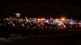 weihnachtlich geschmückte Traktoren