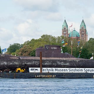 Das U-Boot U17 vor dem Speyerer Dom