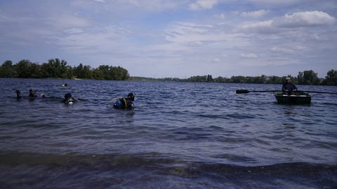 Am Silbersee in Bobenheim-Roxheim suchen Taucher nach der Ursache für abbrechende Uferkante