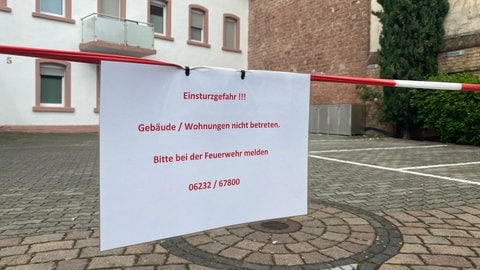 Zugang zu Haus mit eingestürztem Dach in Speyer und Nachbarhaus abgesperrt