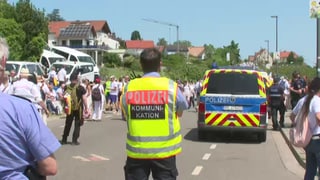Etliche Polizeibeamte sicherten den Demonstrationszug zum Hambacher Schloss in Neustadt an der Weinstraße. 