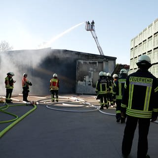 Feuerwehreinsatz bei Lagerhallenbrand in Kandel