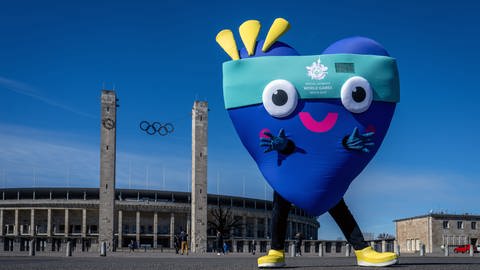 Das Maskottchen "Unitiy" der Special Olympics in Berlin steht vor dem Olympiastadion. 