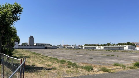 Brandgelände der Hafenbetriebe in Ludwigshafen