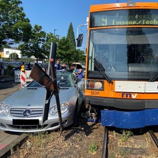 In Bad Dürkheim ist ein Auto mit einer Straßenbahn kollidiert. Dabei wurde der Fahrer des Autos leicht verletzt. 