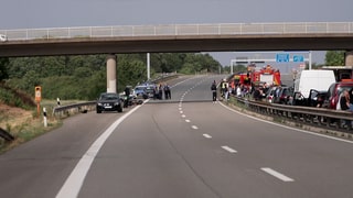 Auf der A65 hat sich am Kreuz Mutterstadt ein tödlicher Unfall mit einem Motorrad ereignet. Die Autobahn war am Sonntagnachmittag mehrere Stunden voll gesperrt.