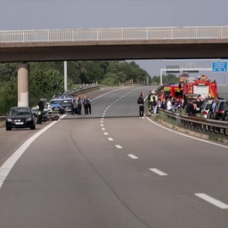 Auf der A65 hat sich am Kreuz Mutterstadt ein tödlicher Unfall mit einem Motorrad ereignet. Die Autobahn war am Sonntagnachmittag mehrere Stunden voll gesperrt.