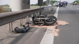 Am Kreuz Mutterstadt ist auf der A65 ein Motorradfahrer nach einem Unfall gestorben. Die Autobahn war für mehrere Stunden voll gesperrt.