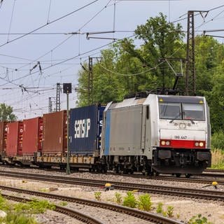 Ein Güterzug auf einer Bahntrasse