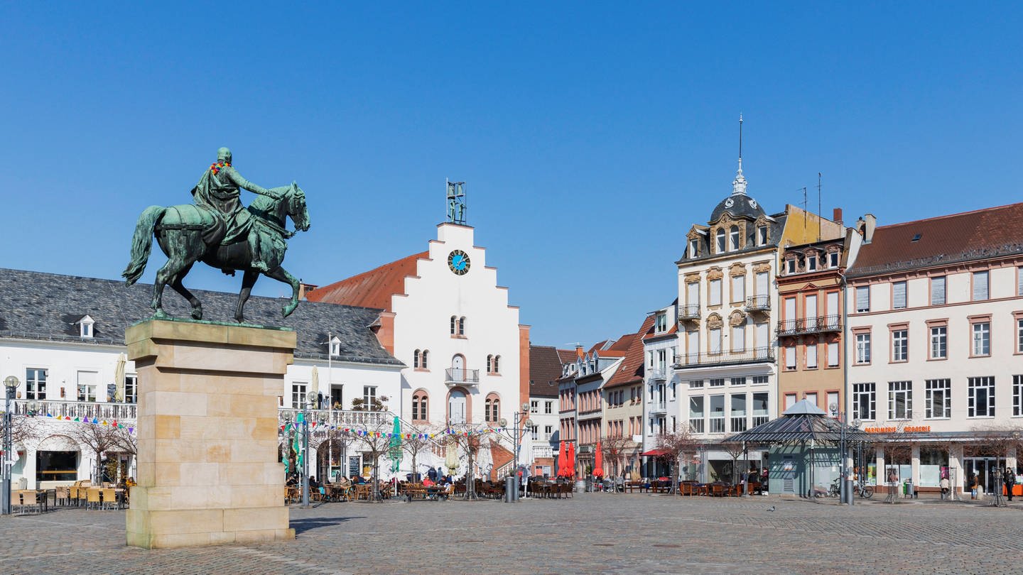 Der Rathausplatz in der Innenstadt von Landau