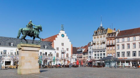 Der Rathausplatz in der Innenstadt von Landau 