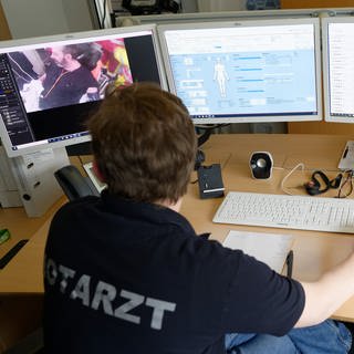 Ein sogenannter Tele-Notarzt bei der Arbeit (Archivbild)