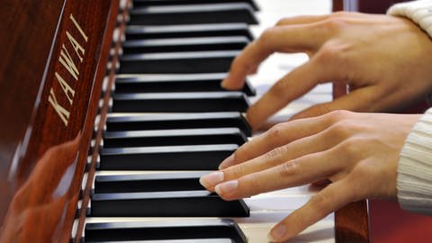 Mann spielt Klavier - Musik erlernen