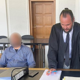 Prozess am Landgericht Frankenthal: Sohn soll seine Mutter in Weisenheim am Berg verprügelt und von den Eltern Geld erpresst haben - Angeklagter im Gerichtssaal