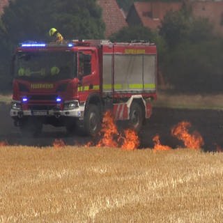 Am Mittwoch (19.7.) brennt ein abgeerntetes Feld abgeernteten Feld zwischen Neuhofen (Rhein-Pfalz-Kreis) und Rheingönheim 