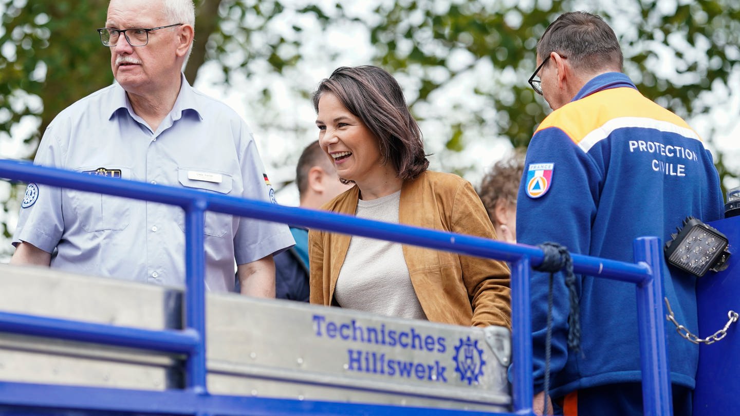 Bundesaußenministerin Annalena Baerbock betritt bei einem Besuch des Technischen Hilfswerks das Amphibienfahrzeug 