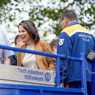 Bundesaußenministerin Annalena Baerbock betritt bei einem Besuch des Technischen Hilfswerks das Amphibienfahrzeug "Lurchi". Baerbock besucht im Rahmen ihrer diesjährigen Deutschlandreise die Orte Wörth am Rhein, Germersheim, Steinfeld und Lauterbourg (Frankreich).