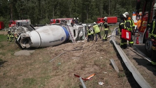 Ein Betonmischer ist auf der A65 bei Kandel umgekippt.