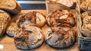 Brote werden im Verkaufsraum in der Bäckerei und Konditorei Plentz angeboten.