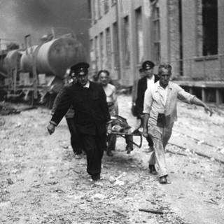 37424a Explosionskatastrophe in der BASF,der erste geborgene Tode, 28.07.1948  (1)