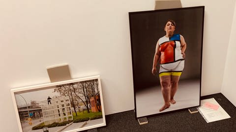 Selbstporträt á la Mondrian - das Selbstbildnis von Jakob Lena Knebl wird ab dem 9. September in der Mondrian-Asusstellung im Wilhelm Hack Museum Ludwigshafen zu sehen sein.