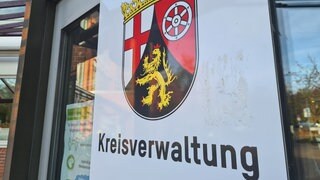 Schild der Kreisverwaltung Südliche Weinstraße