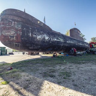 Das U-Boot in Speyer auf Rollen gesetzt