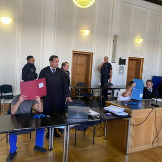 Zwei Männer im Gerichtssaal am Landgericht Frankenthal. Sie sind wegen der Sprengung eines Geldautomaten in Ludwigshafen angeklagt