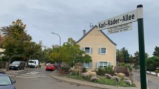 Straßenschild Karl-Räder-Allee ehrt den umstrittenen Mundart-Dichter Karl-Räder in Bad Dürkheim