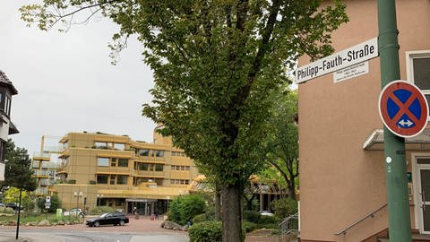 Straßenschild von Philipp-Fauth-Straße in Bad Dürkheim, ein umstrittener Astronom, der den Nazis nahestand