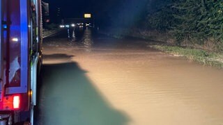 Die B9 bei Frankenthal stand am Montagabend unter Wasser. Grund war ein Rohrbruch an einer Hauptwasserleitung. Die B9 wurde in beiden Richtungen voll gesperrt. Die Sperrung dauert bis in den Dienstag hinein. Das Gebiet soll weiträumig umfahren werden.