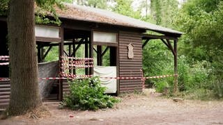Eine Hütte in einem Wald bei Weingarten, in der vor der Tat gefeiert wurde. Später wurde ein 17-Jähriger in der Nähe an einem Feldweg getötet.