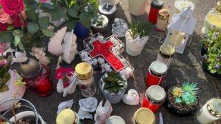 Kerzen, Kreuze und Blumen bei der Gedenkfeier in Oggersheim
