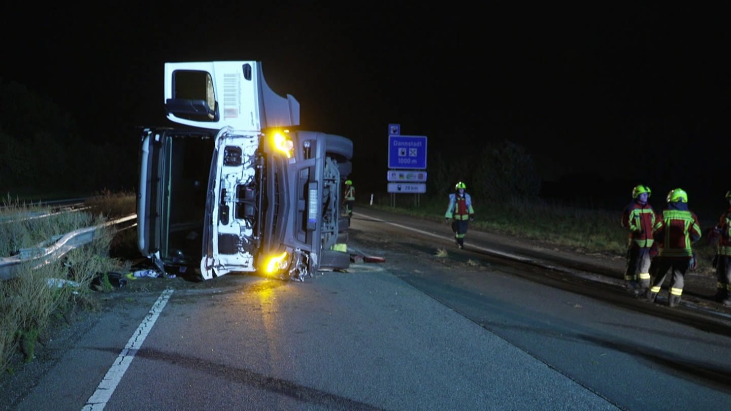 Die A61 war nach einem Lkw-Unfall bei Schifferstadt für mehrere Stunden voll gesperrt. Die Polizei schätzt die Schadenshöhe auf bis zu 150.000 Euro.