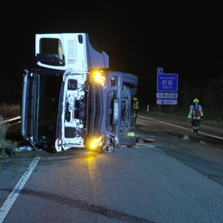 Die A61 war nach einem Lkw-Unfall bei Schifferstadt für mehrere Stunden voll gesperrt. Die Polizei schätzt die Schadenshöhe auf bis zu 150.000 Euro.