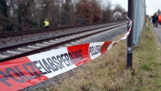 Polizeiabsperrband an einer Zugstrecke: In Bobenheim-Roxheim wurde ein Jugendlicher tot neben Bahngleisen gefunden (Symbolbild)