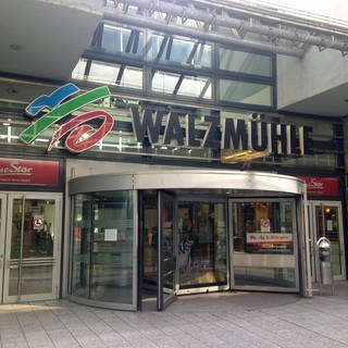 Der Eingang des Einkaufszentrums Walzmühle in Ludwigshafen
