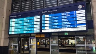 Bahnhofstafel im Mannheimer Hauptbahnhof beim Bahnstreik, die anzeigt, dass viele Züge ausfallen