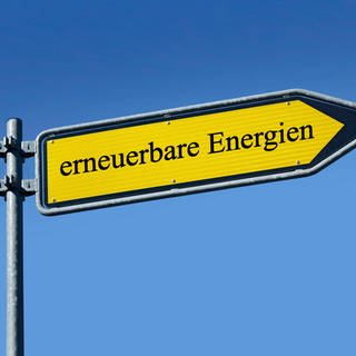 wegweiser mit dem Hinweis fossile Energien und erneuerbare Energien Symbolbild für Schifferstadt will unabhängige Energieversorgung über ein Großprojekt an Schulzentrum